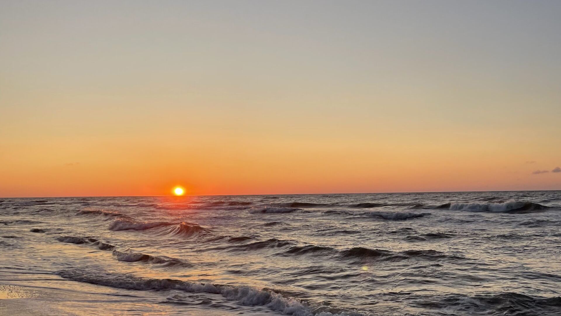Zachód słońca nad Bałtykiem w Jastrzębiej Górze, widok z plaży niedaleko Pokoi Gościnnych u Hanki