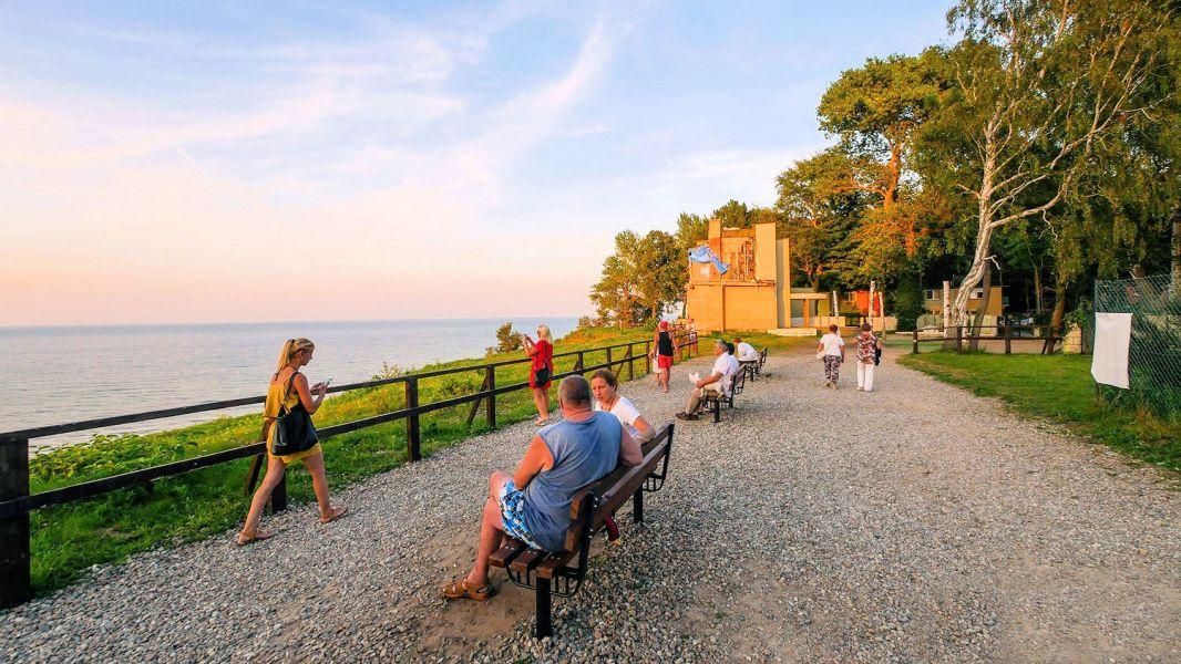 Promenada widokowa w Jastrzębiej Górze o zachodzie słońca